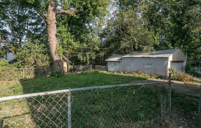 Building Photo - 3434 Chestnut Ave