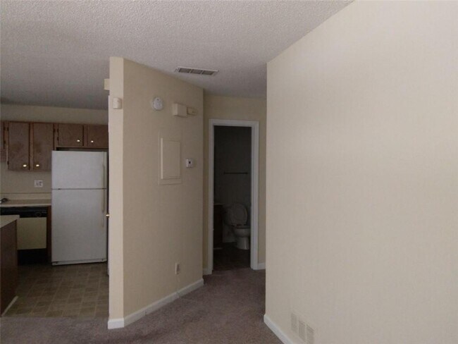 Building Photo - 1600 Oakpoint Dr SW