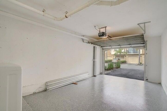 Building Photo - 1700 Crestwood Ct S