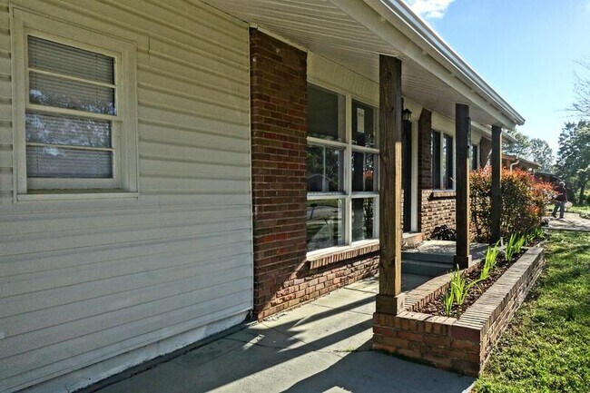 Building Photo - 2903 Bayless Dr SW