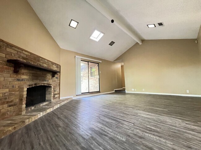 Building Photo - 3 Bedroom 2 Bath and 2 Car Garage