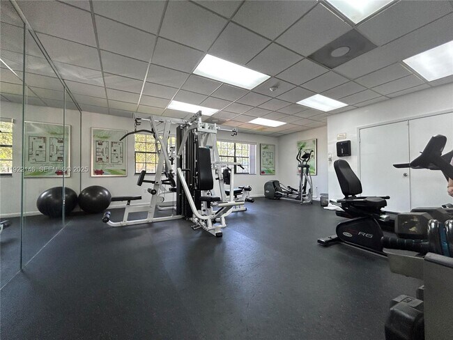 Building Photo - 301 Palm Way