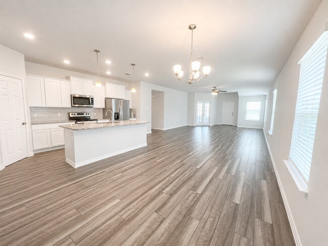 Building Photo - Available for Move-in June 10th!