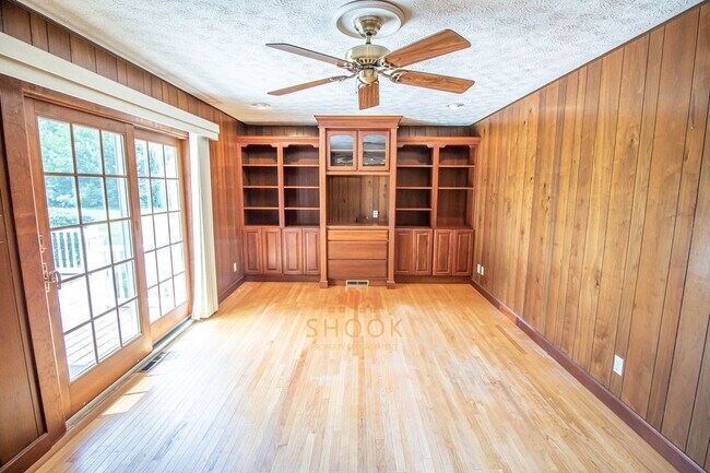 Building Photo - Cute 3 BR Ranch in Romney - 10 Minute Drive to Lafayette!
