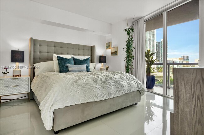 Building Photo - 465 Brickell Ave