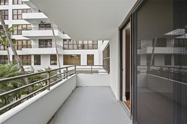 Building Photo - 2500 Parkview Dr