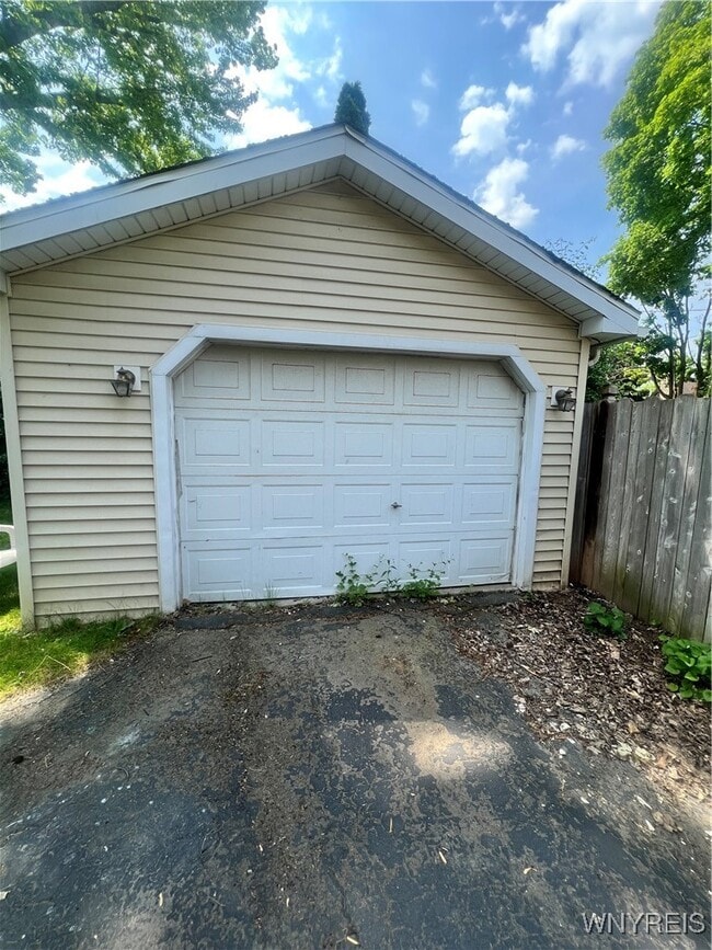 Building Photo - 909 James Ave