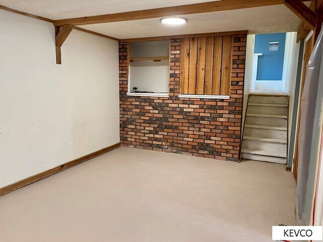 Building Photo - Sprawling Four Bedroom Home