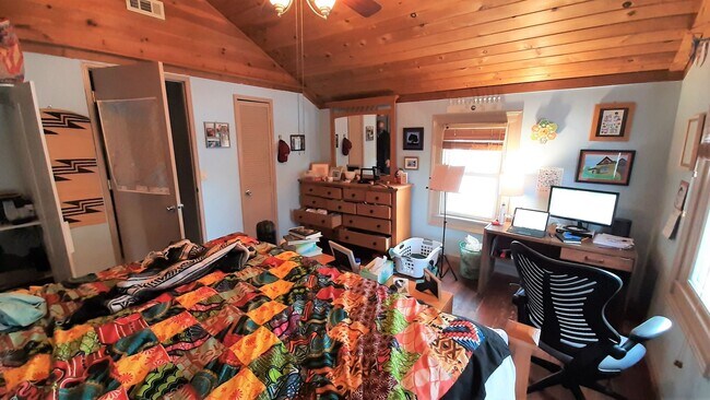 Building Photo - 205 Linn St