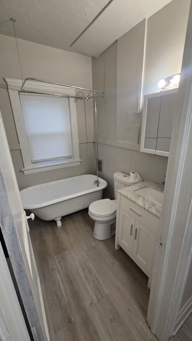 Building Photo - "2-Bedroom with Full Bath - Duplex -Down Unit"