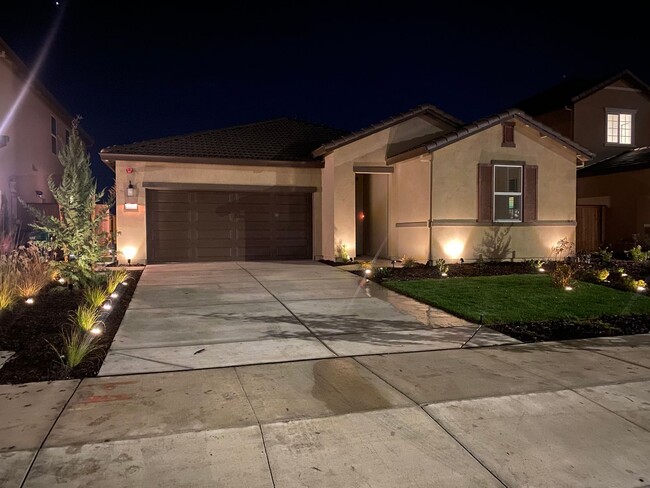 Building Photo - Brand-new single-story home in north Stock...