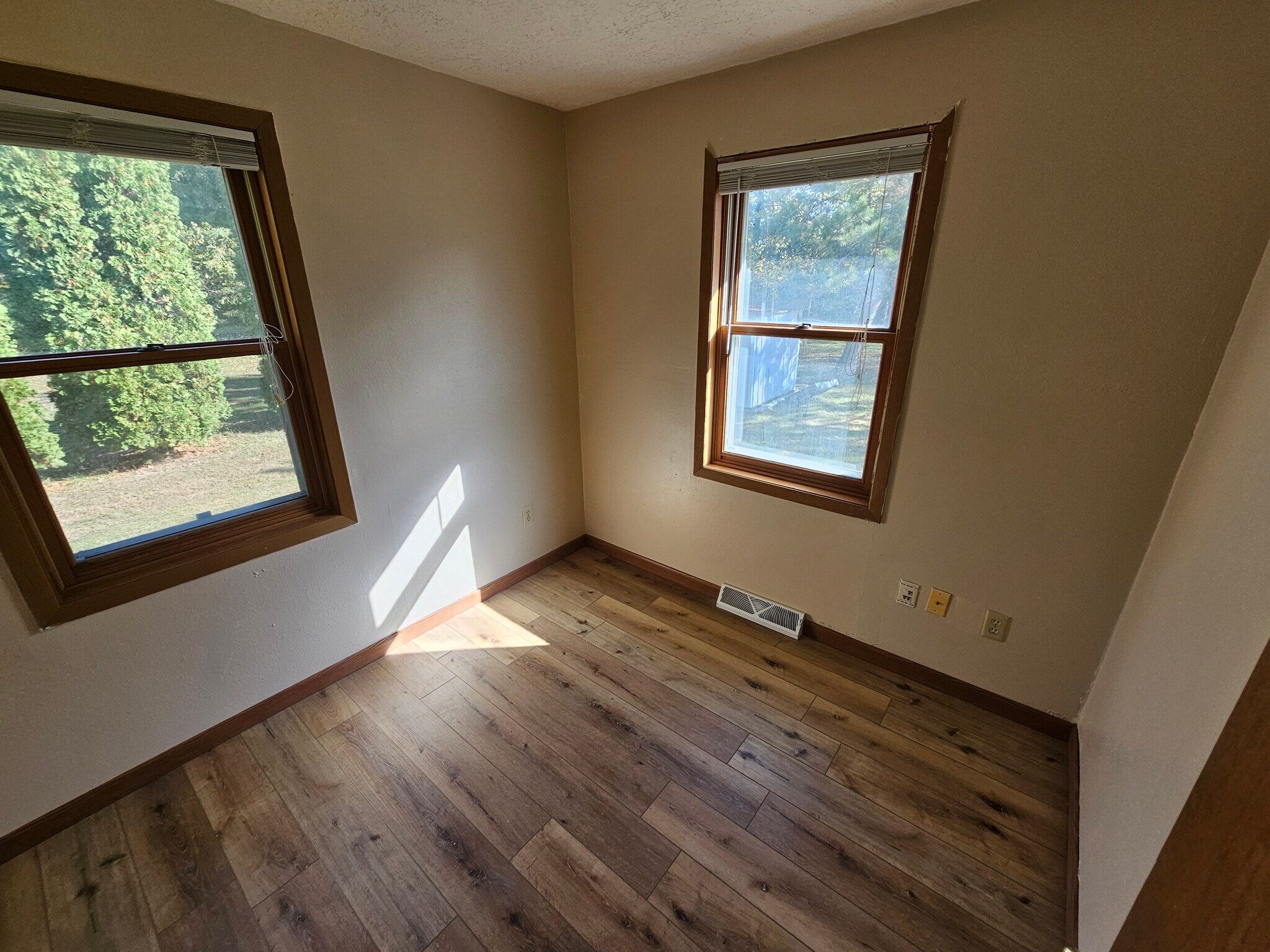 Building Photo - 531 Lakeshore Ct