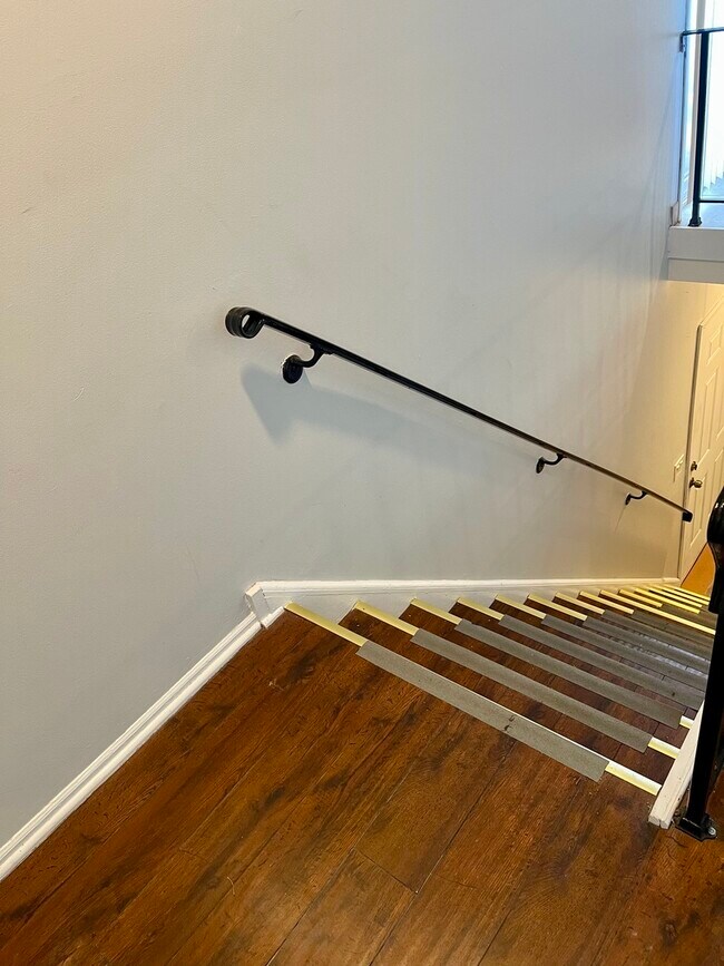 Building Photo - 479 James Ct