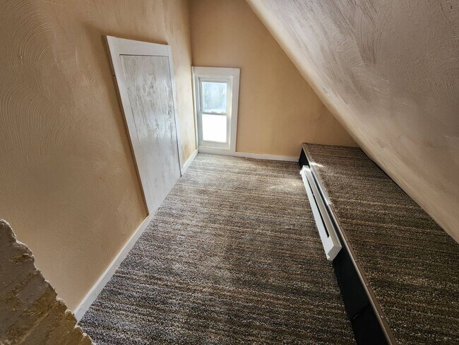 Building Photo - Charming 4-Bedroom Property in Prime Location