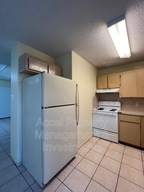 Building Photo - 1201 W Carmen Ave