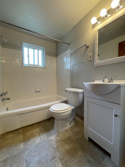Building Photo - 939 Woodhill Dr
