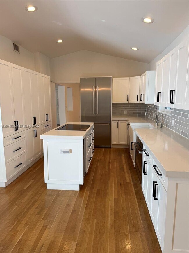 Building Photo - 3865 Poinciana Ave