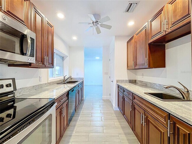 Building Photo - 5806 Liverpool Dr