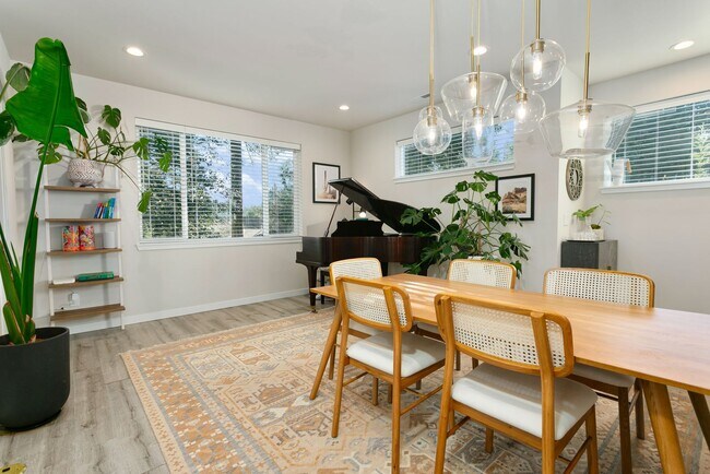 Building Photo - Gorgeous House in a Family-Friendly neighb...