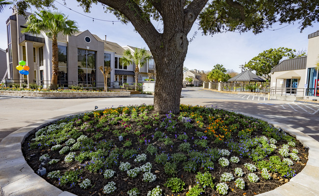 Exterior - Bayou Park Apartments