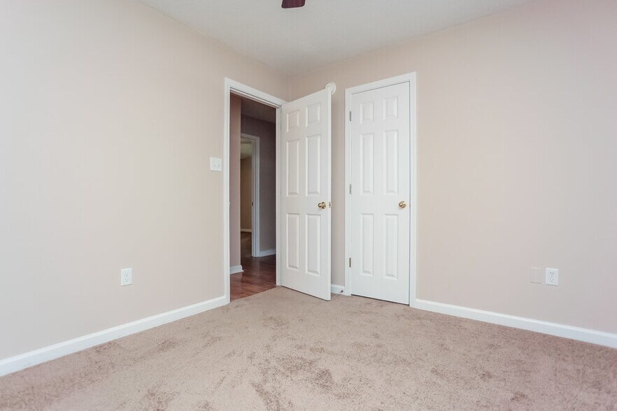 Building Photo - 8035 Park Pike