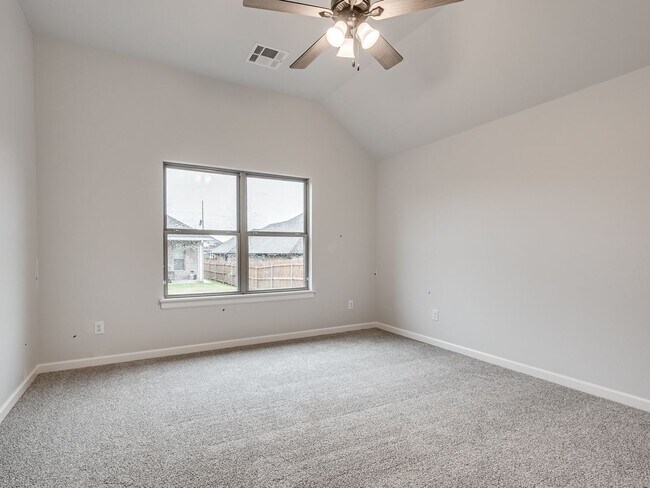 Building Photo - Newer Home in Moore!