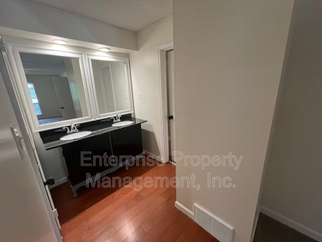 Building Photo - 9161 Gainsborough Dr