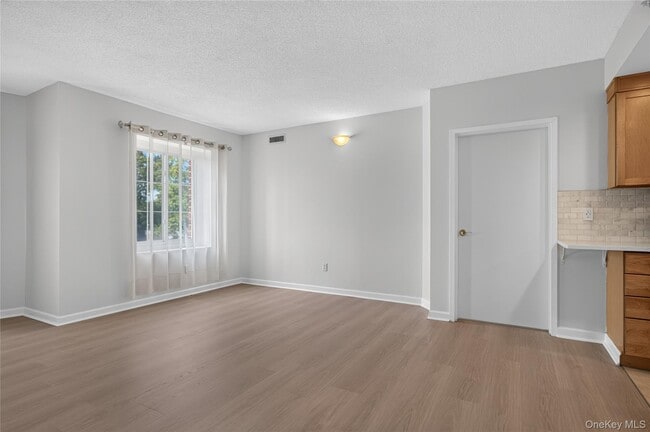 Building Photo - 242 Maple Ave