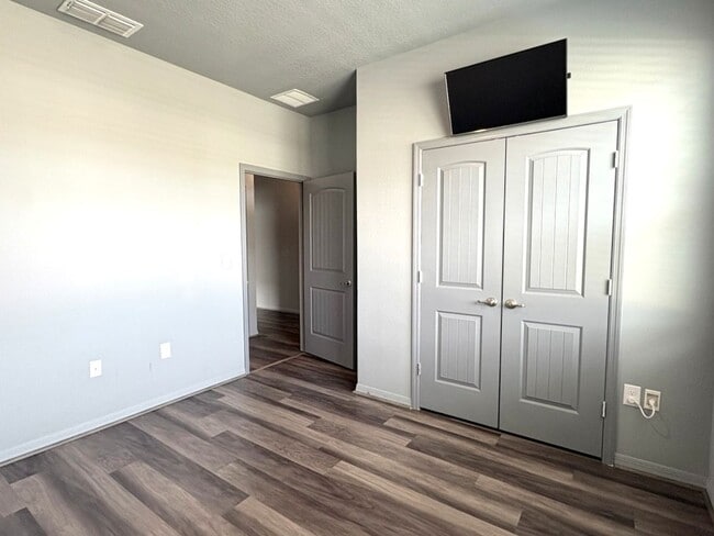 Building Photo - Gorgeous 2 Bedroom Home with Office!