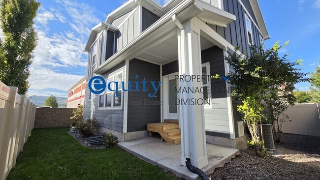 Building Photo - Newly Remodeled!
