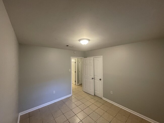 Building Photo - 7047 Meadow Park Ave