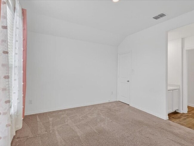 Building Photo - 1501 Lake Grove Dr