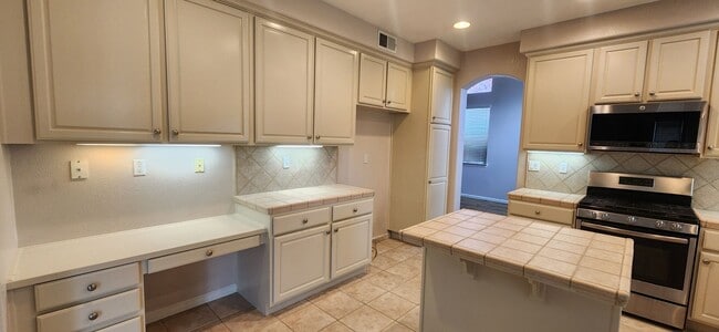 Building Photo - Beautiful 4 Bedroom Home in Elk Grove