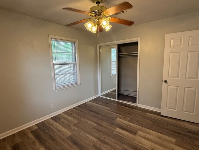 Building Photo - 2BR Duplex with Washer/Dryer + Fresh Updates + Lawn care included