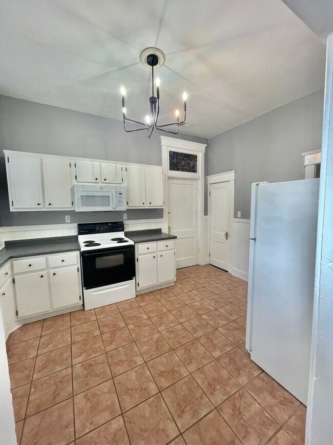 Building Photo - 418 E 40th St