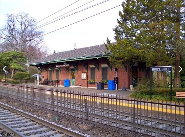 Building Photo - 304 Forest Dr S