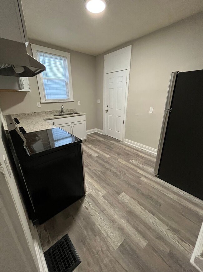 Building Photo - 490-492 E Jenkins Ave