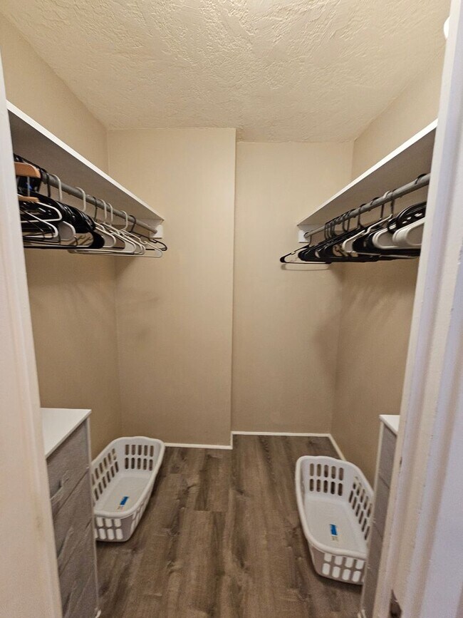 Building Photo - Window AC. Furnished. Near Beaches. (RRLLC)