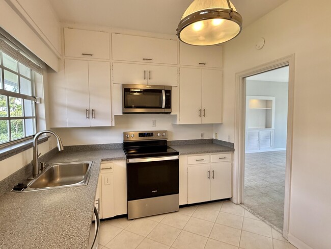 Building Photo - 206 Russlyn Dr