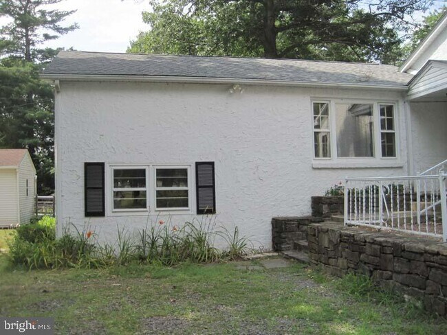 Building Photo - 2215 Bustard Rd