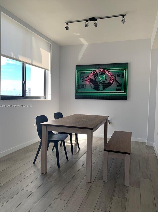 Building Photo - 999 SW 1st Ave