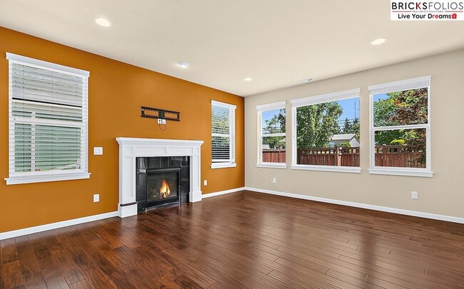 Building Photo - Natural Light-Filled Renton Home with Spac...