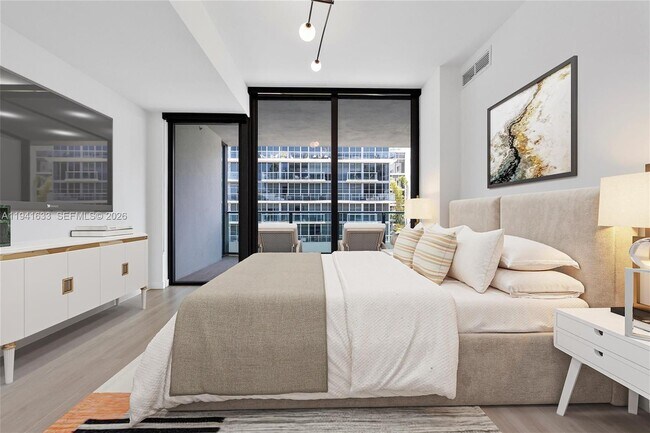 Building Photo - 9901 W Bay Harbor Dr