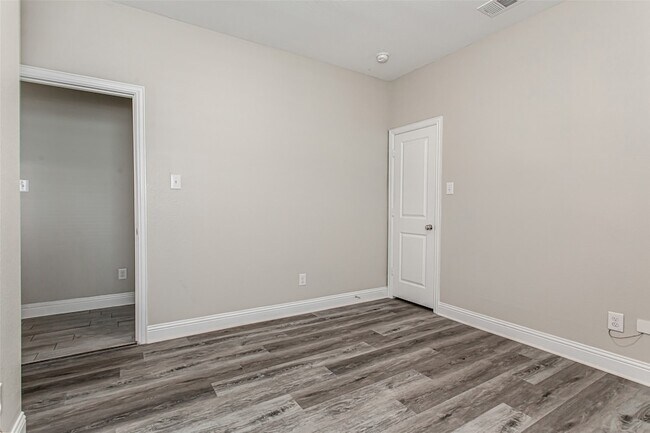 Building Photo - 1203 Rendyn St