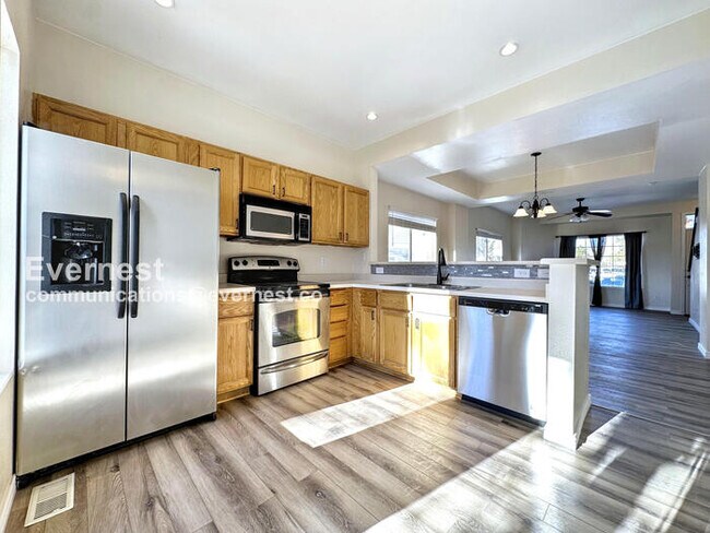 Building Photo - 3-Bedroom Town Home with Washer/Dryer / Av...