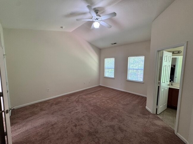 Building Photo - 2 Bed 2 Bath SPACIOUS Town Home! LOCATION ...