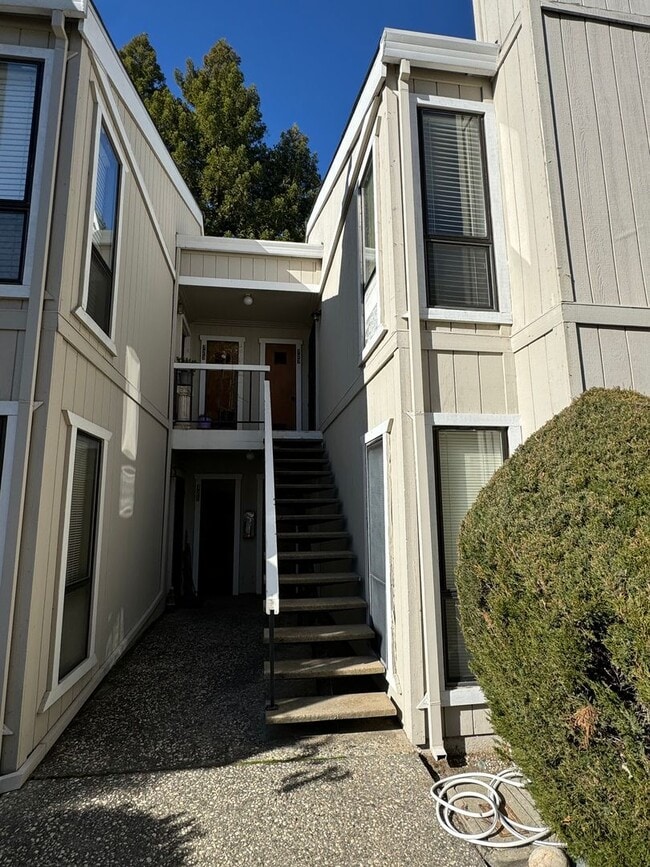 Building Photo - Remodeled 2-Bed, 2-Bath Condovwalking distance to Downtown Auburn! Super clean!