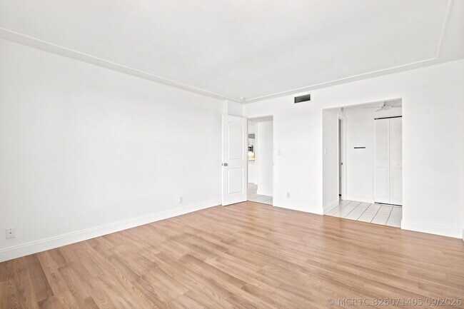 Building Photo - 8 Royal Palm Way