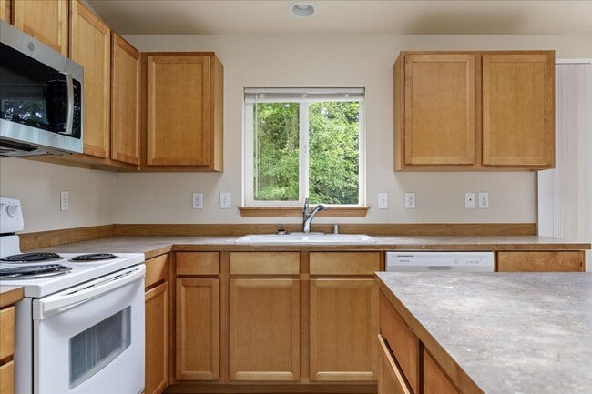 Building Photo - Beautiful Spacious 4 Bedroom 2.75 Bathroom...