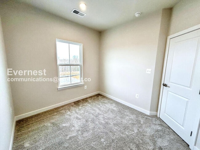 Building Photo - PROMO: Get $500 Off First Full Month’s Rent!/3 Bed/2.5 Bath Townhome with Garage / Available Now!